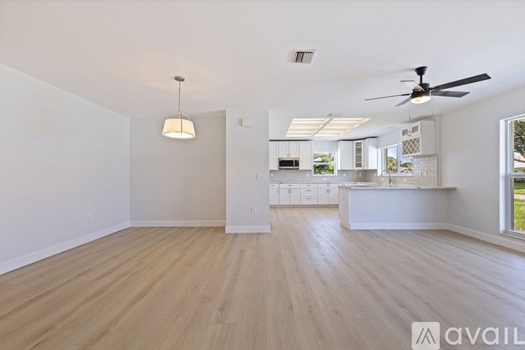 934 41st Ave NE 4 Beds Single Family Home for Rent - Photo Gallery 3