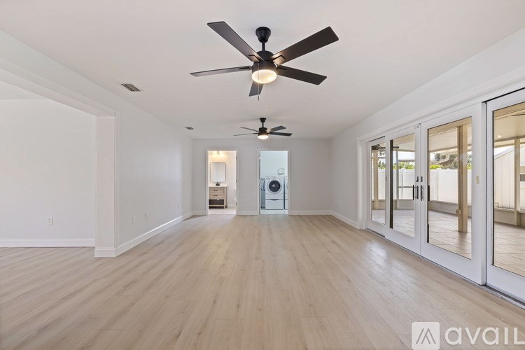 934 41st Ave NE 4 Beds Single Family Home for Rent - Photo Gallery 4