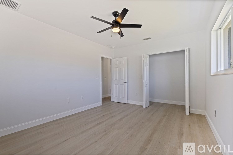 934 41st Ave NE 4 Beds Single Family Home for Rent - Photo Gallery 5