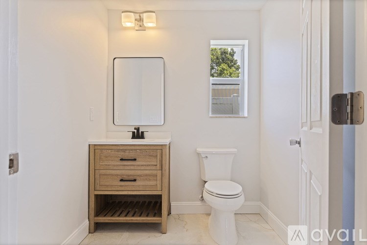 934 41st Ave NE 4 Beds Single Family Home for Rent - Photo Gallery 7