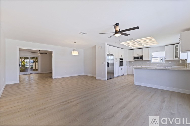 934 41st Ave NE 4 Beds Single Family Home for Rent - Photo Gallery 9