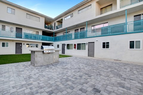 A courtyard with a fountain in the middle of it.