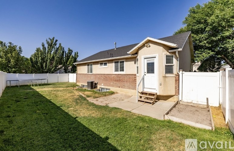 7544 South 2020 East 4 Beds Single Family Home for Rent - Photo Gallery 2