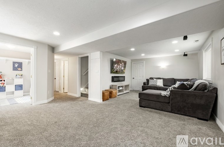 7544 South 2020 East 4 Beds Single Family Home for Rent - Photo Gallery 21