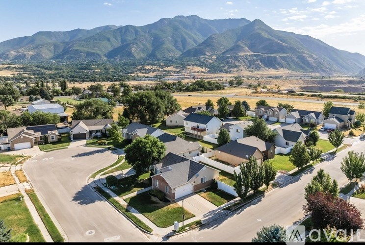 7544 South 2020 East 4 Beds Single Family Home for Rent - Photo Gallery 10