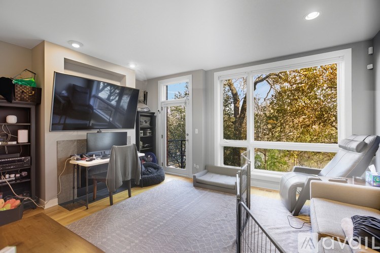 N Riverwalk Dr 3 Beds Townhouse for Rent - Photo Gallery 1