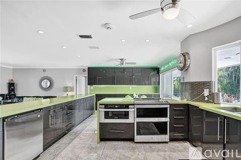 2830 Northeast 55th Street 3 Beds Single Family Home for Rent - Photo Gallery 10