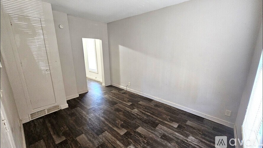 817 W 11th St Studio Apartment for Rent - Photo Gallery 14