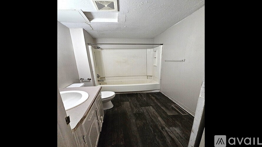 817 W 11th St Studio Apartment for Rent - Photo Gallery 16