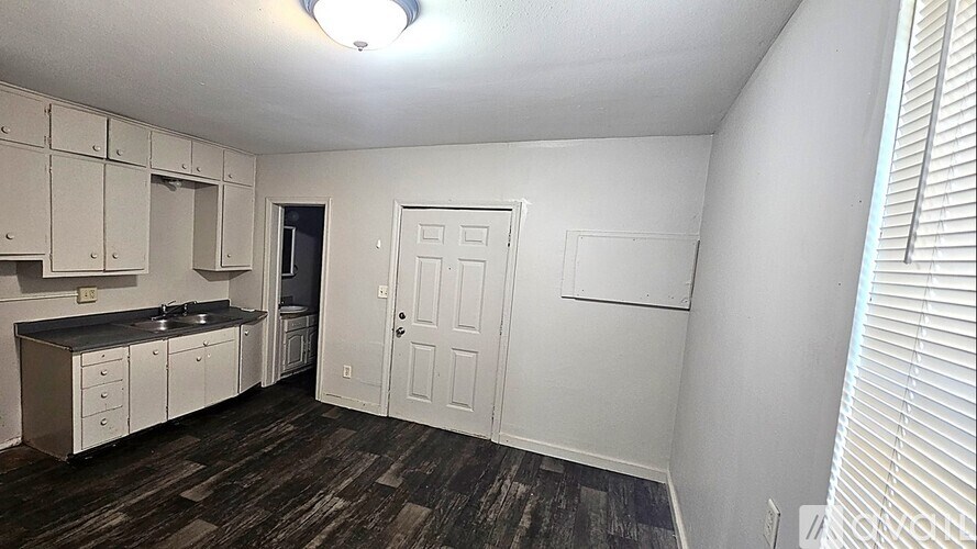 817 W 11th St Studio Apartment for Rent - Photo Gallery 6