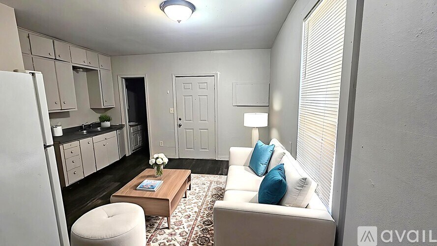 817 W 11th St Studio Apartment for Rent - Photo Gallery 7