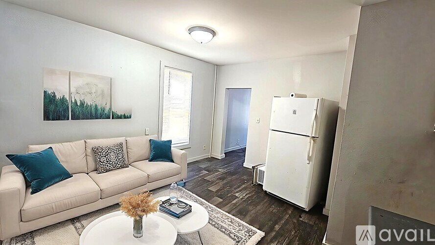 817 W 11th St Studio Apartment for Rent - Photo Gallery 9