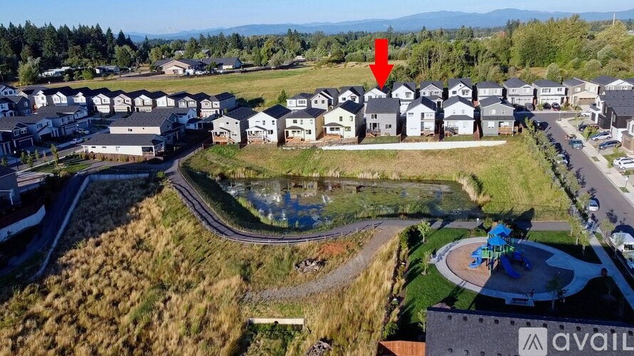 A red arrow points to a house in a residential area.