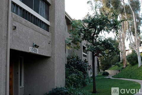 A building with the number 10400 on it.