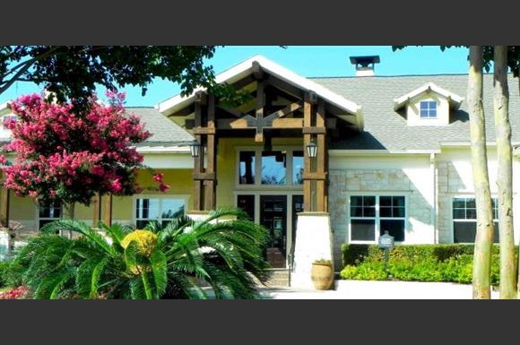 https://cdngeneral.rentcafe.com/dmslivecafe/3/227217/TX_SanAntonio_ClubatStoneOak_p0233917_1_01_1_PhotoGallery.jpg?width=580&height=385&mode=pad&bgcolor=333333&scale=both