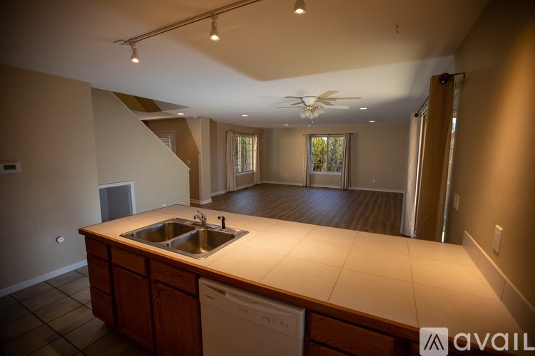 228 South Golden Drive 3 Beds Townhouse for Rent - Photo Gallery 5