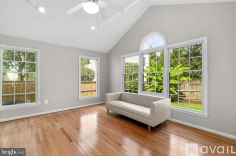 19 Saddleview Ct 4 Beds Apartment for Rent