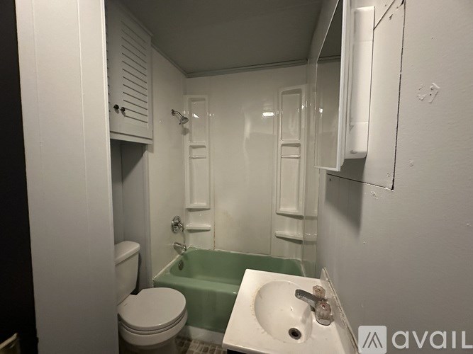 A bathroom with a toilet, sink, and bathtub.