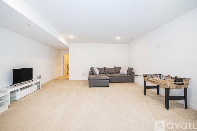 Glenn Dale Blvd 7 Beds Single Family Home for Rent - Photo Gallery 2