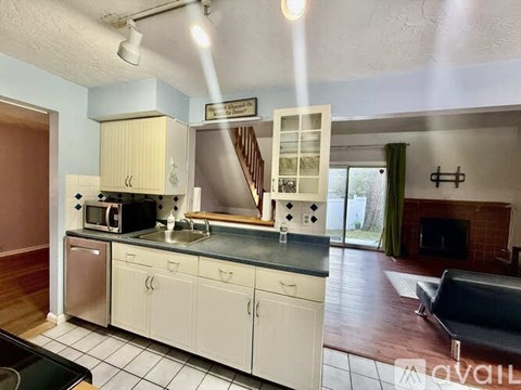 197 Lake St 2 Beds Townhouse for Rent - Photo Gallery 3