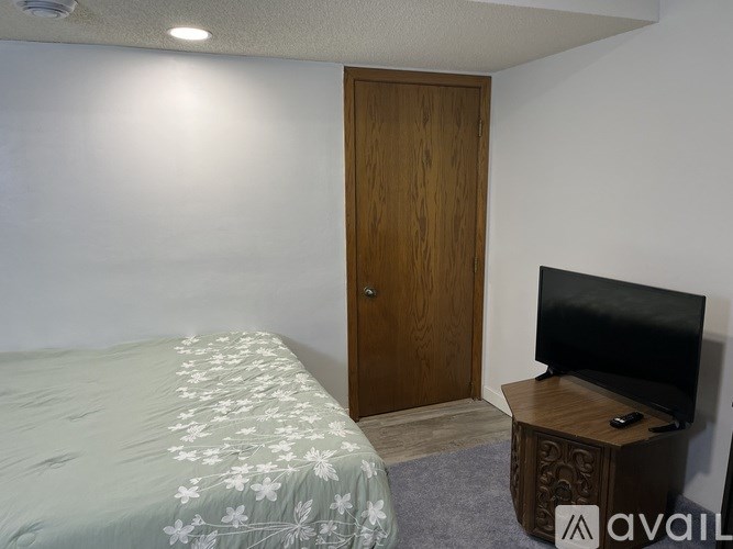 5652 Ozark Avenue North 2 Beds Single Family Home for Rent - Photo Gallery 7