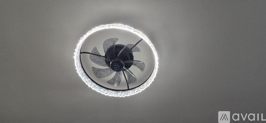 A ceiling fan with a light on it.