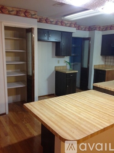 2424 Oakmere Dr 4 Beds Single Family Home for Rent - Photo Gallery 6