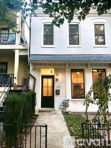 213 11th Street Northeast 4 Beds Single Family Home for Rent - Photo Gallery 9