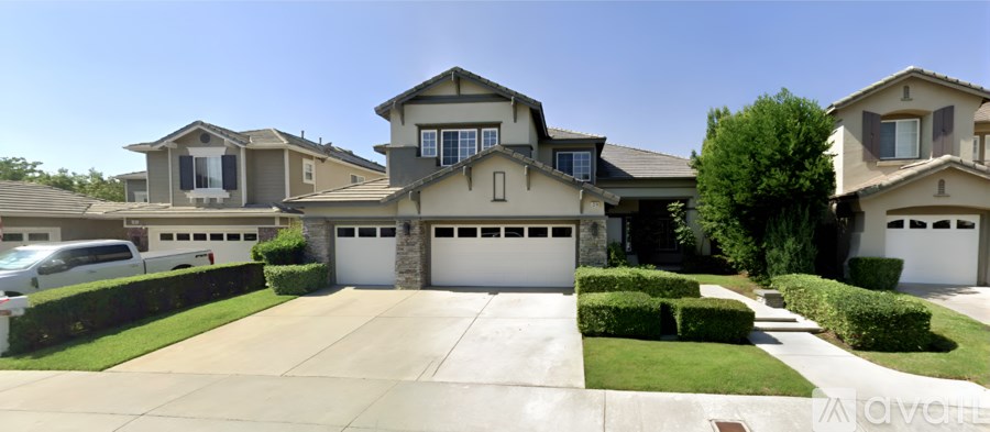 31 Ledgewood Drive 4 Beds Single Family Home for Rent - Photo Gallery 1