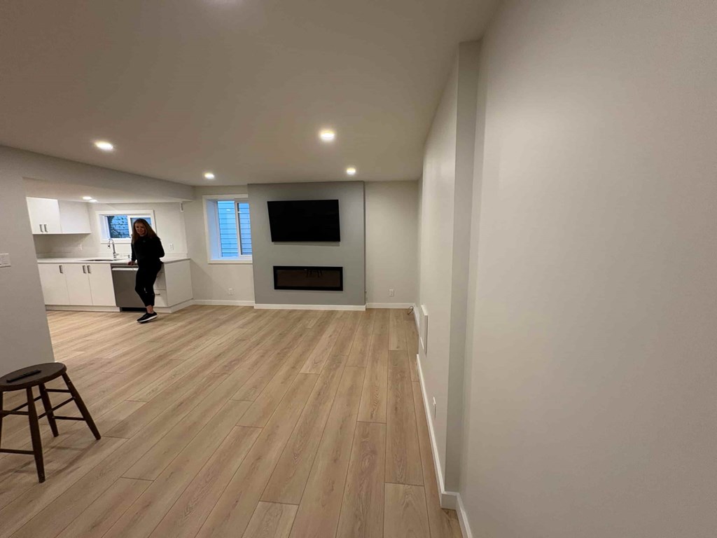 2020 (bsmt) Westview Drive 1 Bed Apartment for Rent - Photo Gallery 9