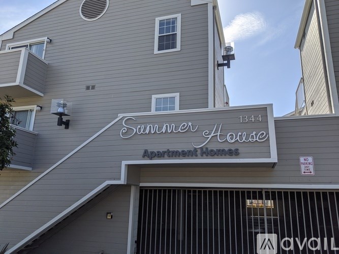 The front of a building with the words Summer House Apartment Homes on it.