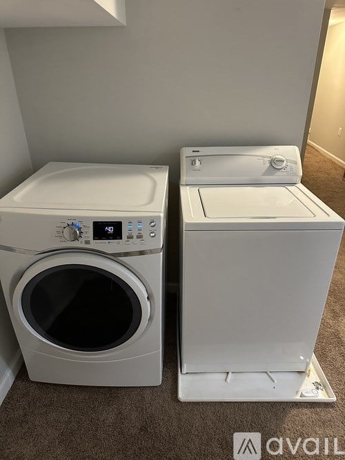 A white washing machine and dryer sitting next to each other.