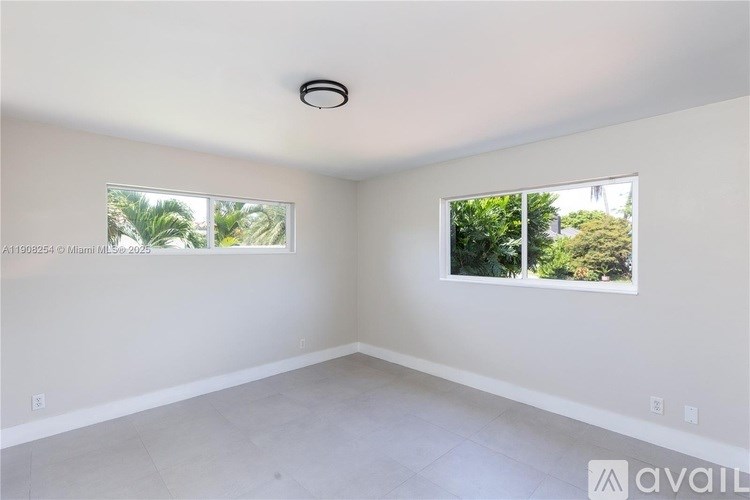 A room with a window on the left and right side.