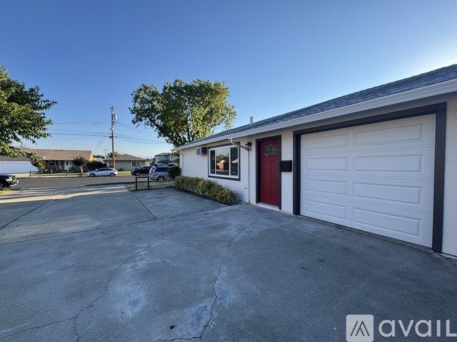 1464 Locust Street 2 Beds Single Family Home for Rent - Photo Gallery 1