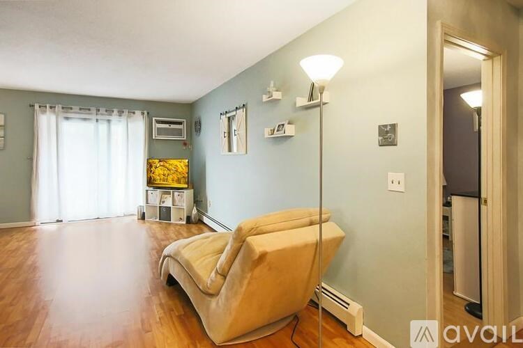 A room with a sofa and a lamp.