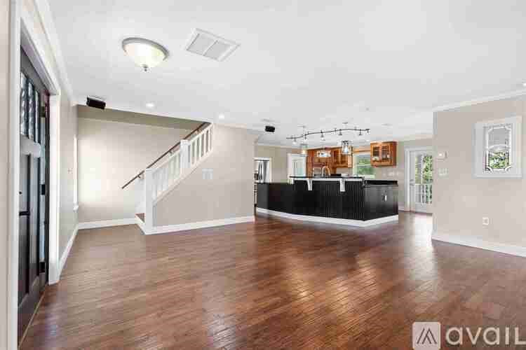 7211 Bay Crest Road 5 Beds Single Family Home for Rent - Photo Gallery 12