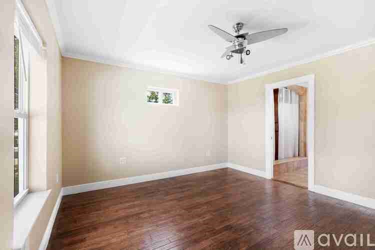 7211 Bay Crest Road 5 Beds Single Family Home for Rent - Photo Gallery 14