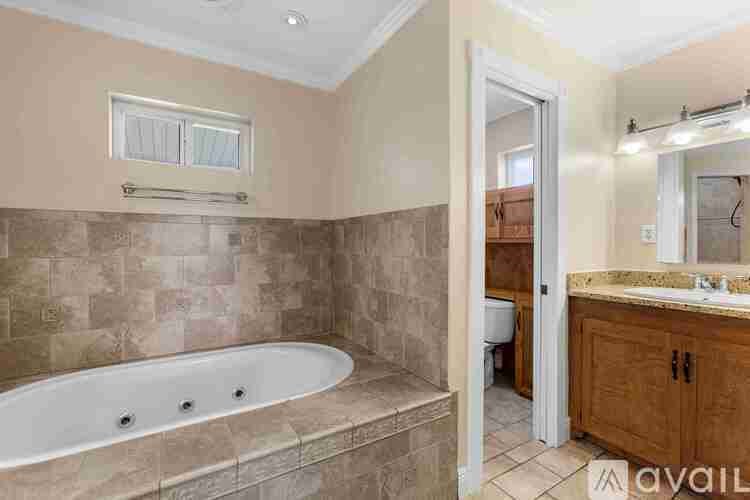 7211 Bay Crest Road 5 Beds Single Family Home for Rent - Photo Gallery 19