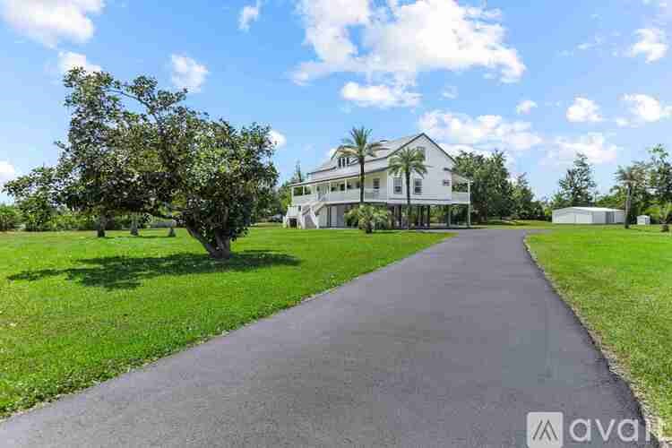 7211 Bay Crest Road 5 Beds Single Family Home for Rent - Photo Gallery 30