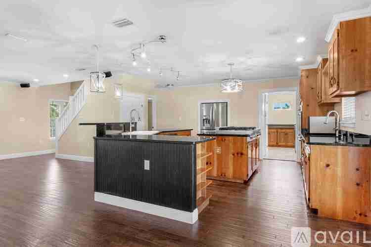 7211 Bay Crest Road 5 Beds Single Family Home for Rent - Photo Gallery 7