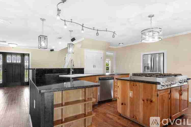 7211 Bay Crest Road 5 Beds Single Family Home for Rent - Photo Gallery 10