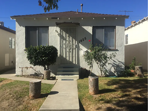 A house with the number 1425 on the front door.