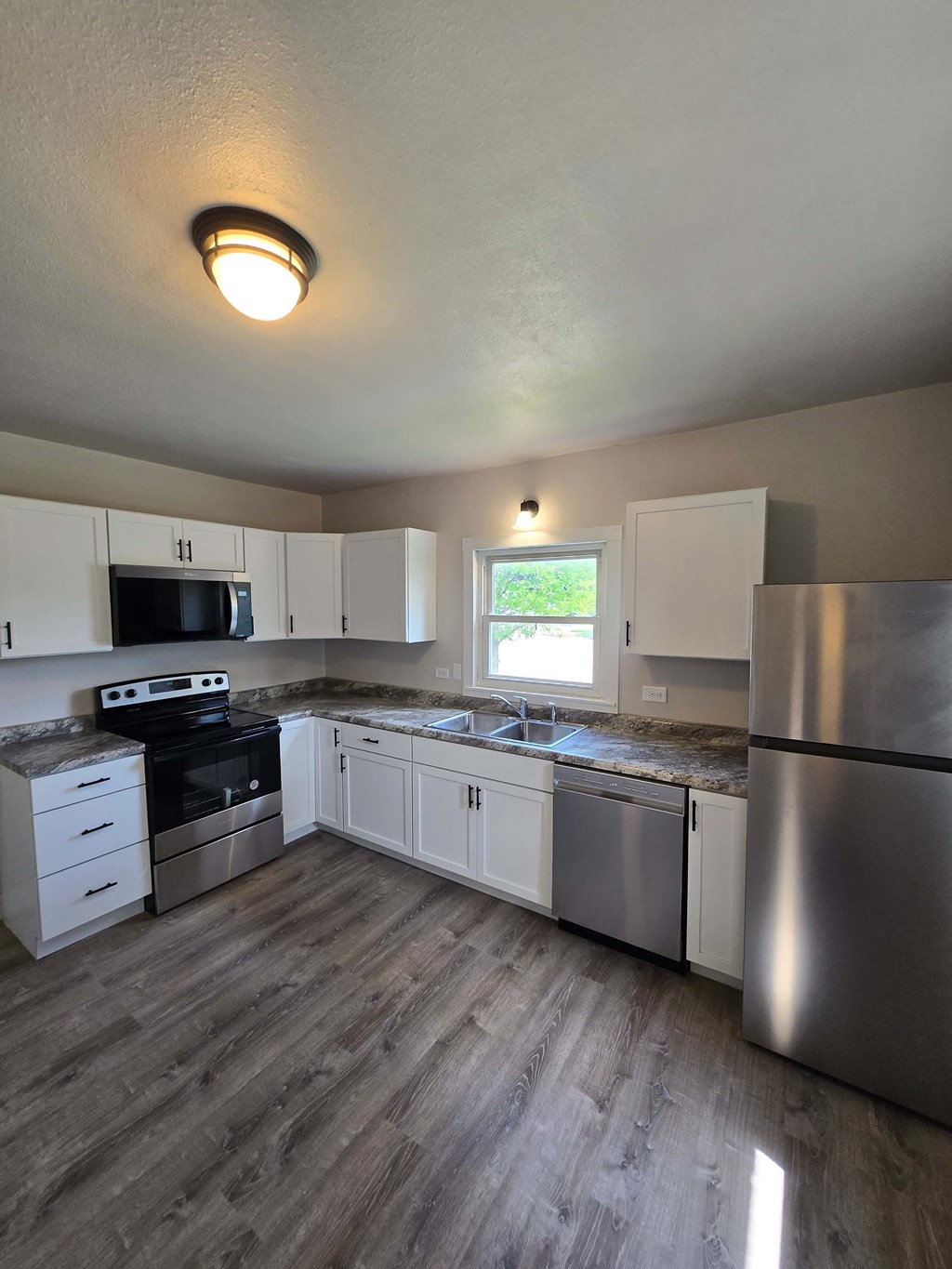 1462, 1464, Grand Ave 1-3 Beds Apartment for Rent - Photo Gallery 1