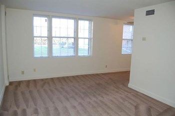2540 North Moreland Blvd. Studio-3 Beds Apartment for Rent - Photo Gallery 6