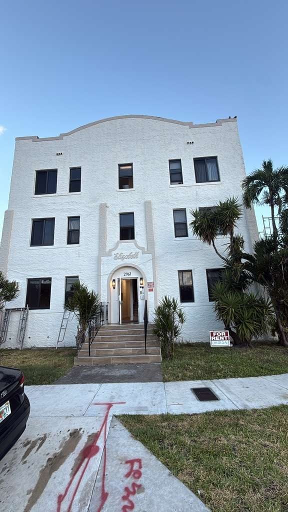 Level Eliza Apartments