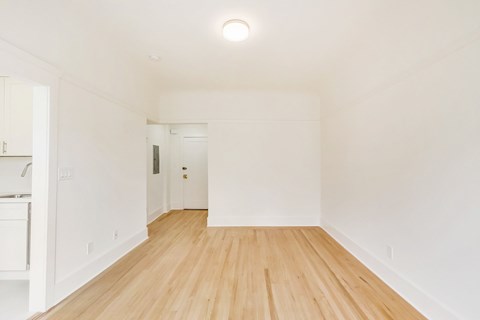 920 Leavenworth Street Studio Apartment for Rent - Photo Gallery 5