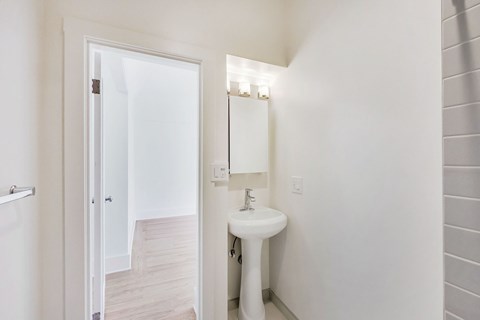 920 Leavenworth Street Studio Apartment for Rent - Photo Gallery 7