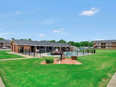 Stephenville apartment with sundeck & pool