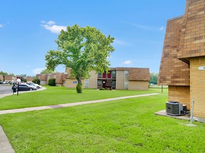 Spacious grounds at Stephenville apartments