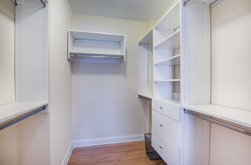 Auburn Harris Courtyard - Walk-In Closet